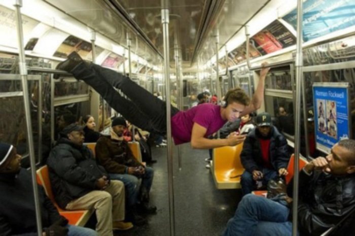 Пользователи метро просто не могут перестать выпендриваться