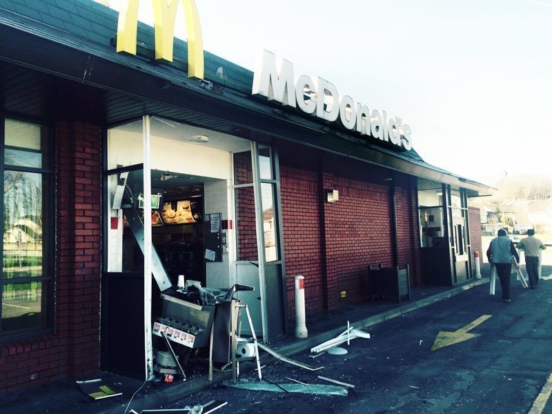 В Ирландии воришки вломились в McDonald’s на экскаваторе 
