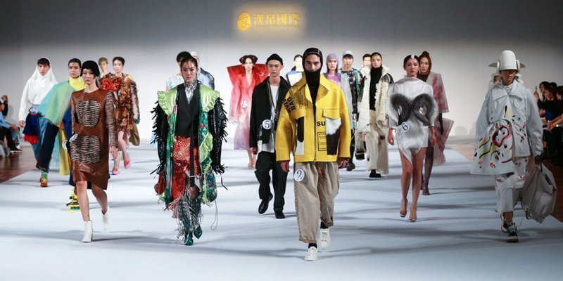 Неделя моды в Китае, или какие чехлы для головы нынче в тренде