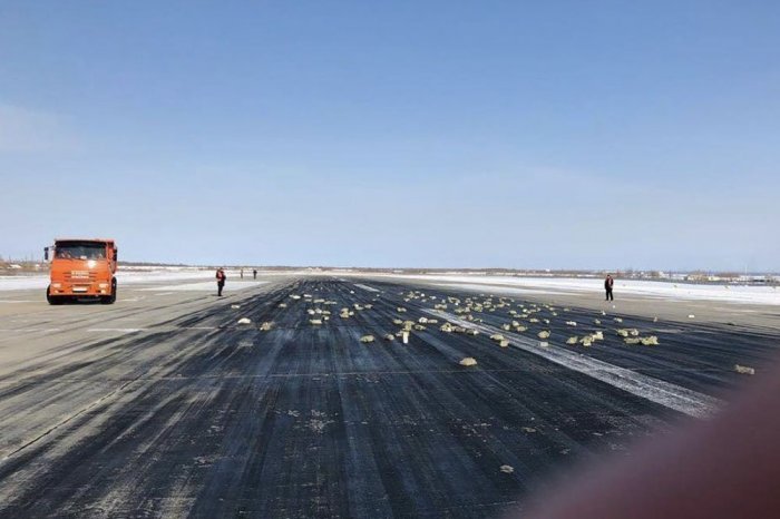 В Якутске из взлетающего самолета посыпались золотые слитки