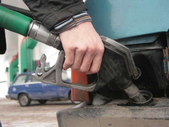 Как сотрудники АЗС нагло воруют бензин у водителей
