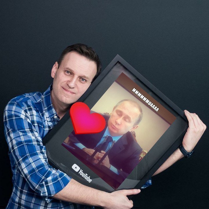 Навальный получил золотую кнопку YouTube и моментально стал героем фотожаб
