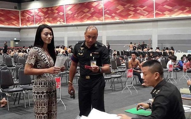 Что тайские транссексуалы делают в военкоматах