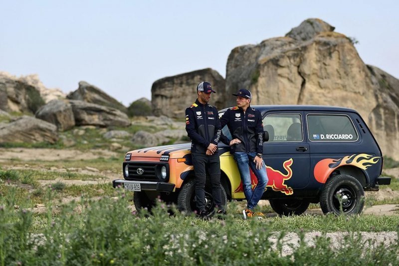 Гонщики Формулы-1 повстречались в Азербайджане со стадом баранов