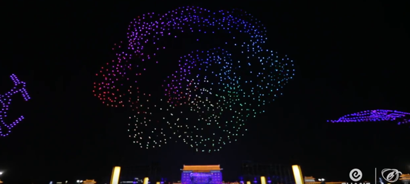 Рекордное количество дронов взлетело в воздух на световом шоу в Китае