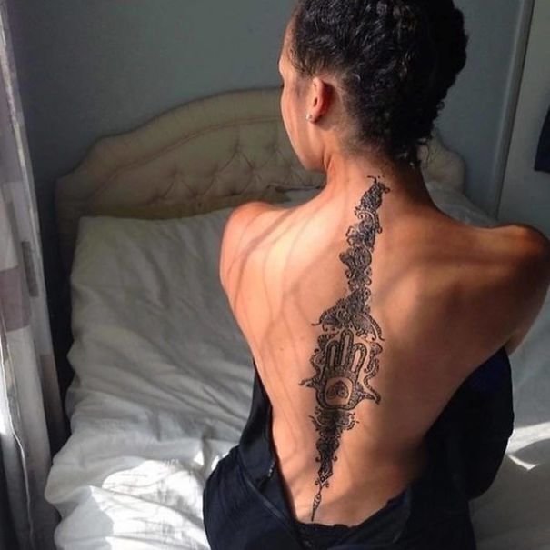 Спина как полотно: оригинальные татуировки на позвоночнике