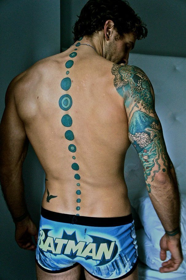 Спина как полотно: оригинальные татуировки на позвоночнике