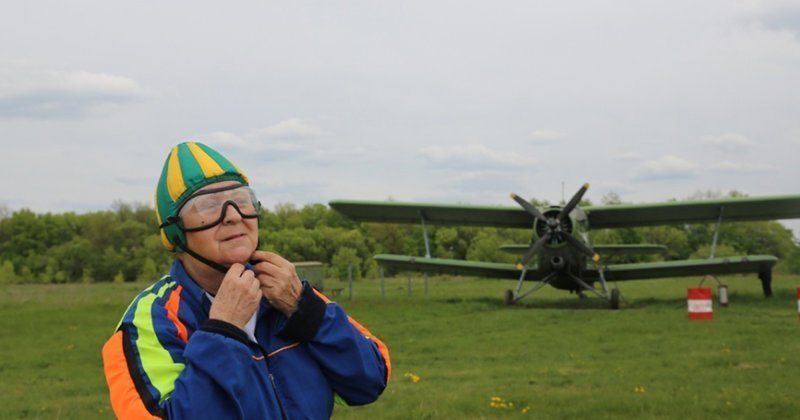 Пенсионерка-экстремалка прыгнула с парашютом в 80 лет