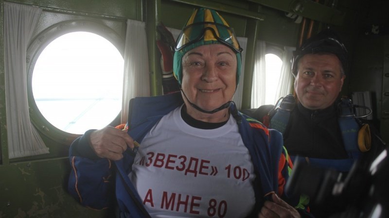 Пенсионерка-экстремалка прыгнула с парашютом в 80 лет
