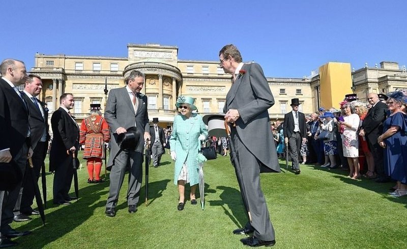 Знатный прием: Елизавета II пригласила всех в Букингемский дворец