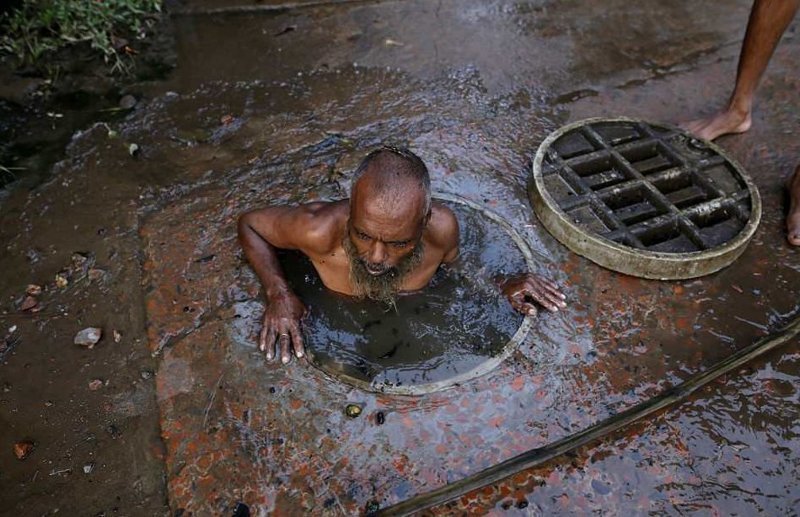 Грязная работа: сколько получают чистильщики канализации в Бангладеше