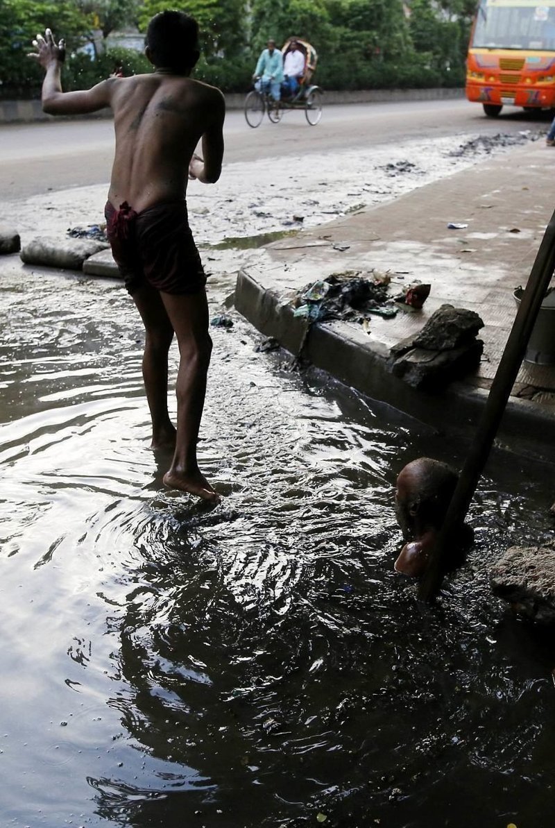 Грязная работа: сколько получают чистильщики канализации в Бангладеше