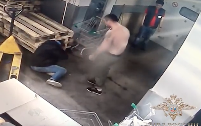 Охранник супермаркета топлес избил покупателя железной тележкой