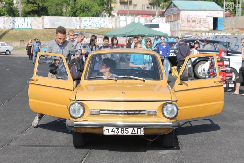 Очередной рекорд побит: 17 человек в одном «Запорожце»