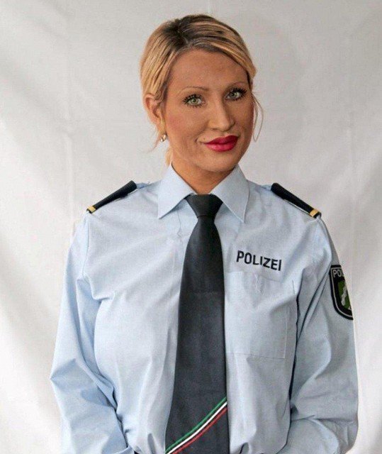 Сотрудница немецкой полиции стала "строгой госпожой"